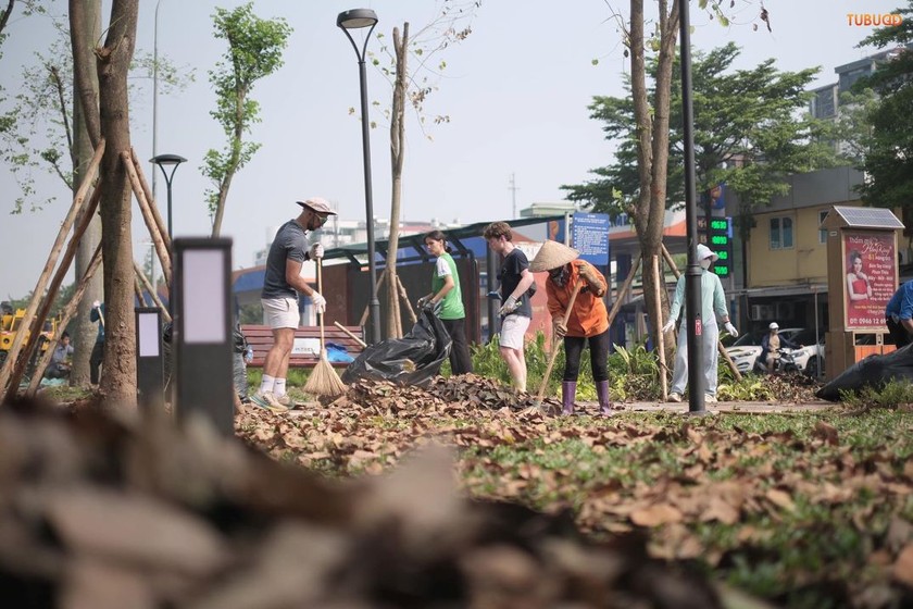 Những du khách nước ngoài luôn xông xáo, nhiệt tình trong việc dọn dẹp đường phố. (Ảnh: Nhân vật cung cấp)