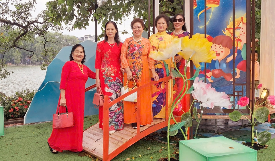 Du khách chụp ảnh trải nghiệm với lồng đền Trung Thu tại Festival Thu Hà Nội năm 2024.. Ảnh: Hoài Nam