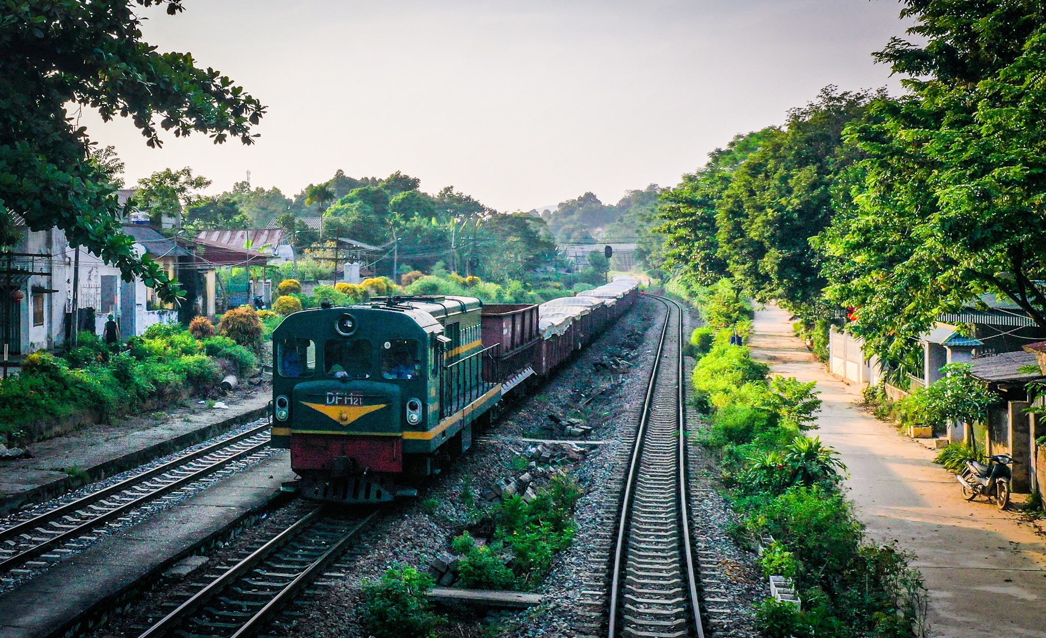 Gác việc nhà, lo cho đường sắt sớm thông tàu sau lũ- Ảnh 1.