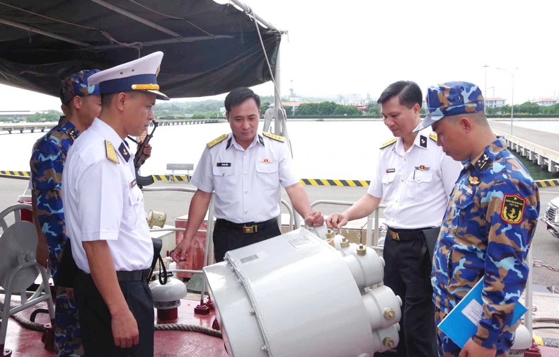 Gắn phong trào thi đua quyết thắng với xây dựng đơn vị huấn luyện giỏi ở Lữ đoàn tàu “Tia chớp” ảnh 1