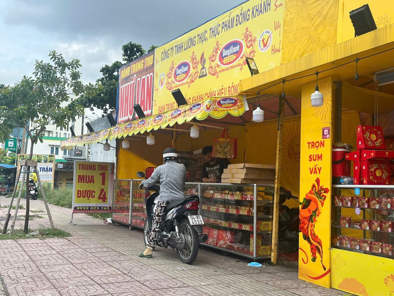 Giá bán lẻ bánh trung thu mạnh, doanh nghiệp sản xuất kêu không lãi lớn như nhiều người nghĩ - Ảnh 1.