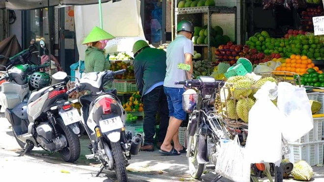 Giá sầu riêng giảm sâu, người mua vẫn kén