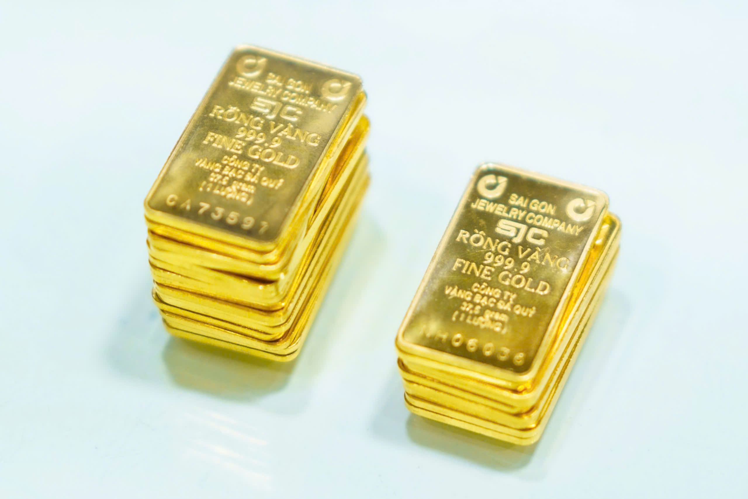 SJC gold bar and gold ring prices remain sky-high despite plummeting ...