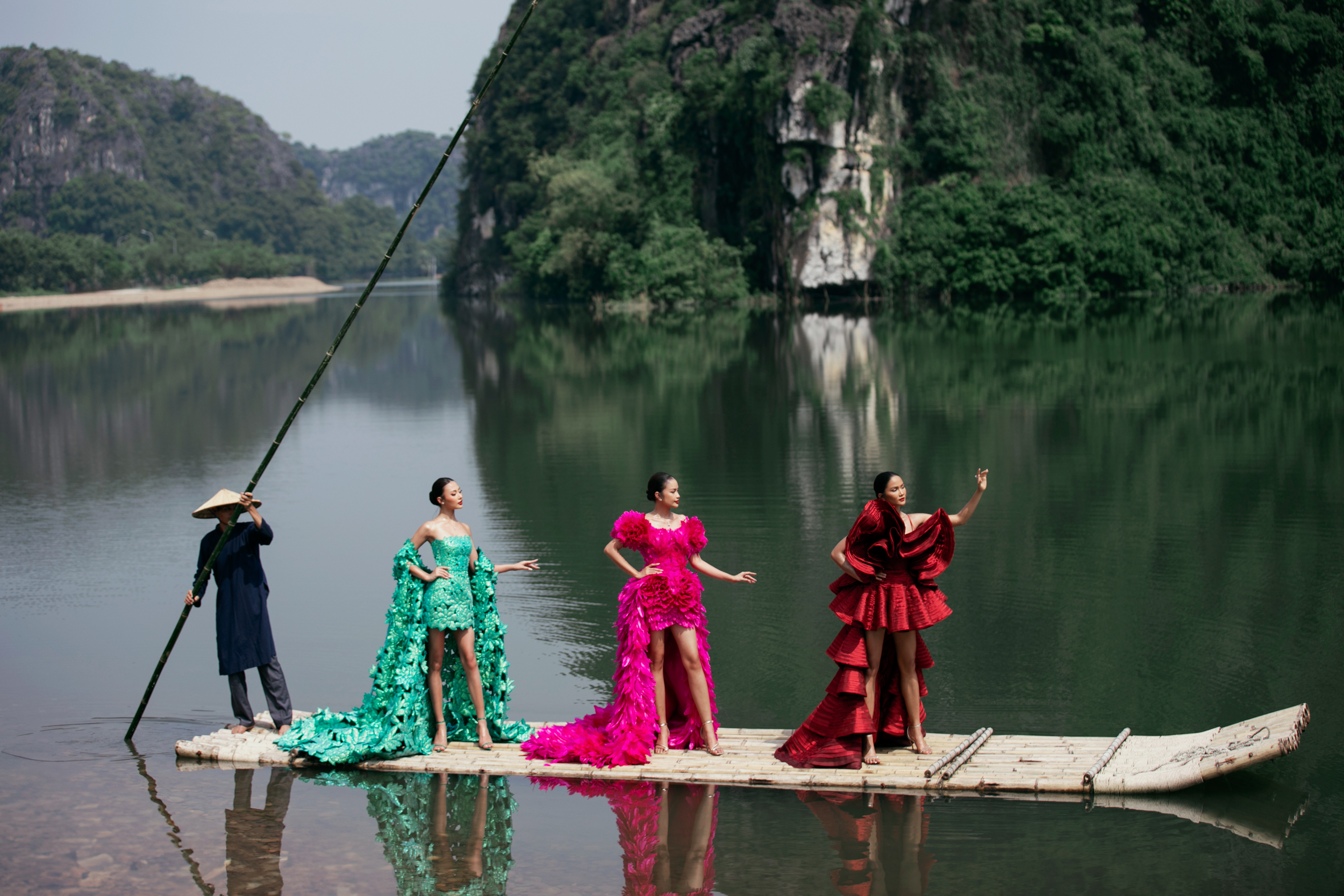 H'Hen Niê, Ngọc Châu, Xuân Hạnh đi bè đến sàn catwalk trong show Lê Thanh Hòa- Ảnh 1.