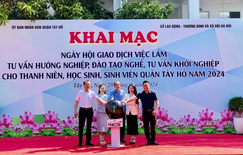 Các đại biểu thực hiện nghi thức khai mạc Ngày hội Giao dịch việc làm (Ảnh: T.L).