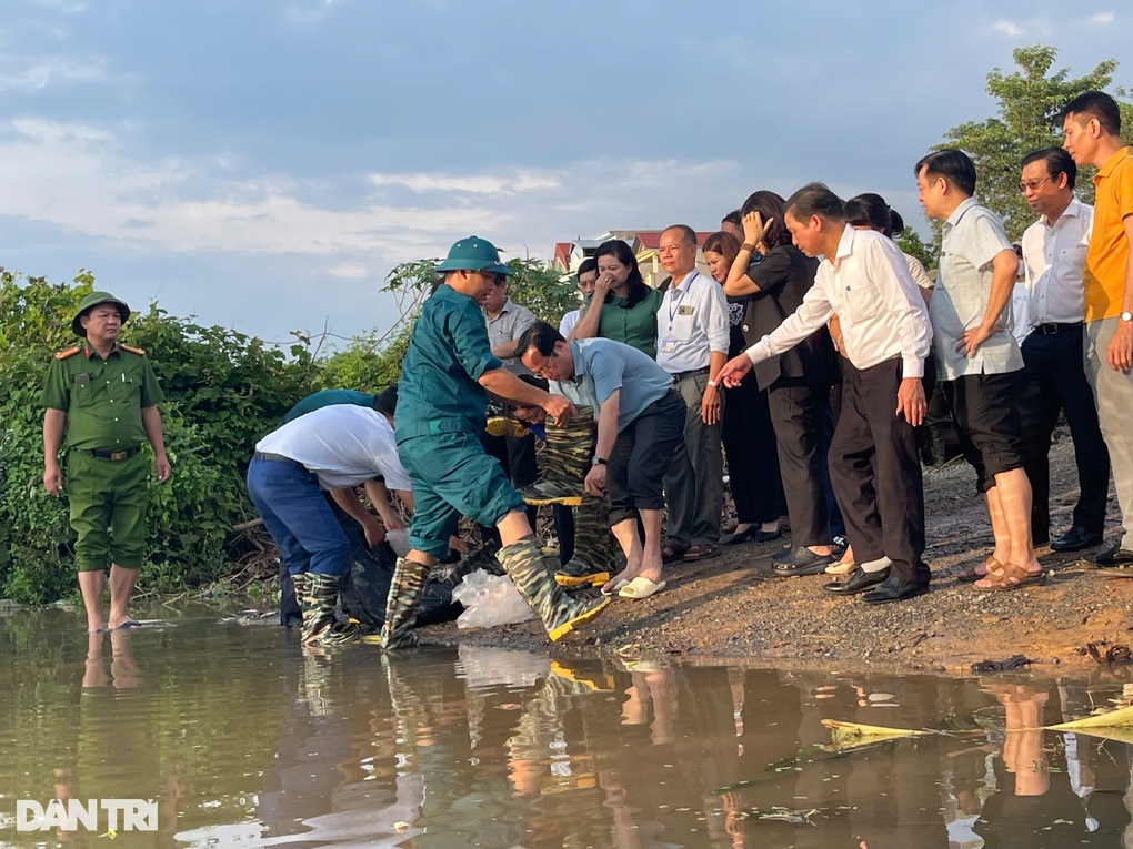 Hà Nội: Lũ dâng 1,2m, hơn 300 học sinh khăn gói học nhờ - 2