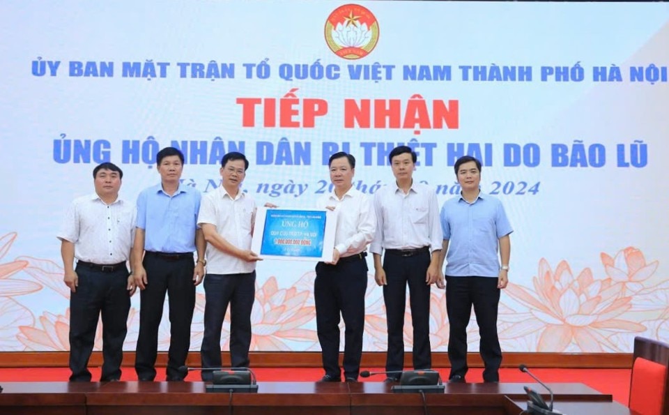 Phó Chủ tịch Thường trực Ủy ban Mặt trận Tổ quốc Việt Nam TP Hà Nội Nguyễn Sỹ Trường tiếp nhận ủng hộ của cán bộ và Nhân dân huyện Lâm Hà (tỉnh Lâm Đồng) 