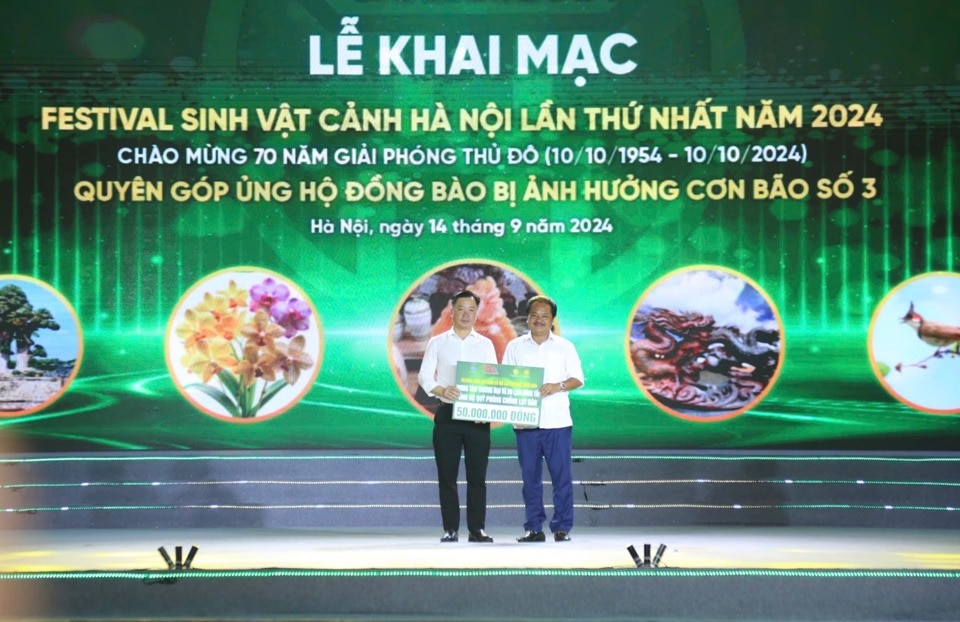 Phó Chủ tịch Thường trực Uỷ ban MTTQ Việt Nam TP Hà Nội Nguyễn Sỹ Trường tiếp nhận ủng hộ của các tổ chức, cá nhân.