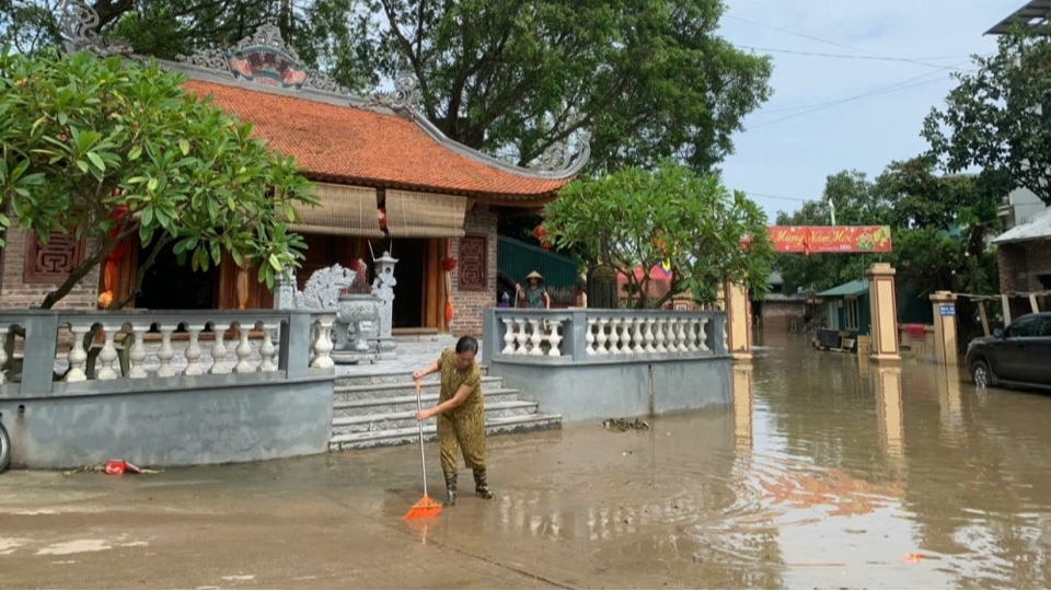 Người dân dọn dẹp trước khu vực đền Đại Lộ, xã Ninh Sở, huyện Thường Tín 