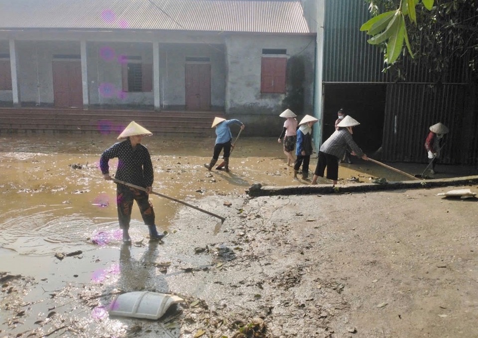 Tranh thủ nước lũ rút, người dân huyện Sóc Sơn tập trung khắc phục hậu quả.