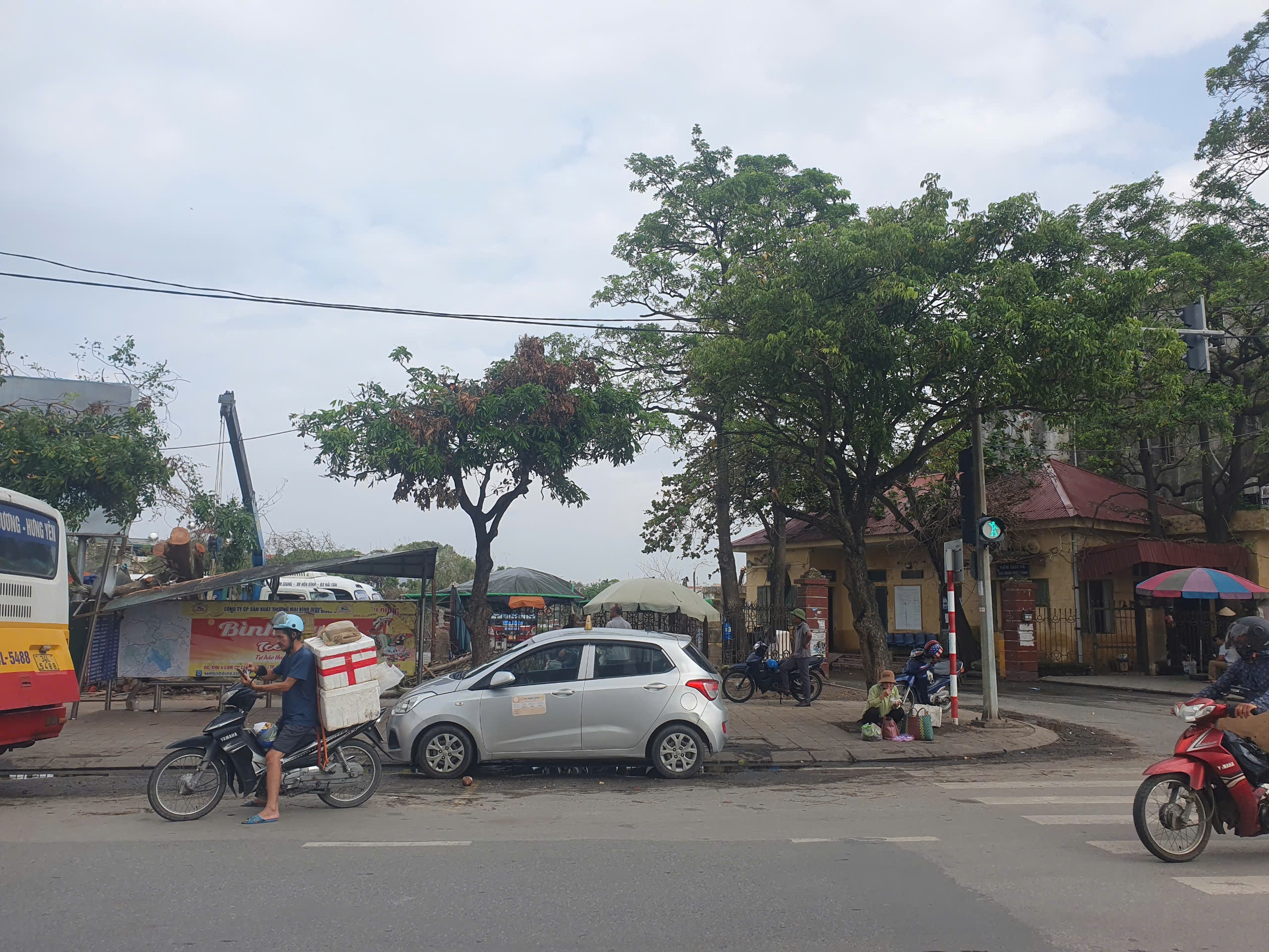 Hải Dương hoạt động trở lại bến xe khách Hải Tân, nhiều tuyến phố vẫn ngập- Ảnh 1.