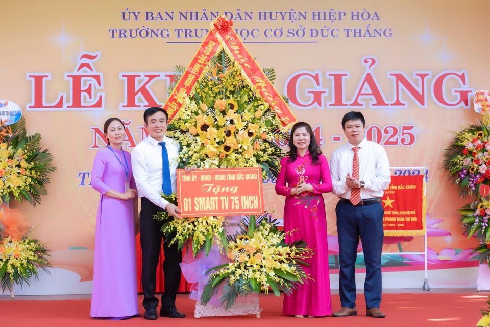 Tại điểm Trường THCS Đức Thắng có sự tham dự của bà Lâm Thị Hương Thành, Ủy viên Ban Thường vụ Tỉnh ủy, Phó Chủ tịch Thường trực HĐND tỉnh Bắc Giang; ông Dương Thanh Tùng, Tỉnh uỷ viên, Bí thư Huyện ủy huyện Hiệp Hòa.