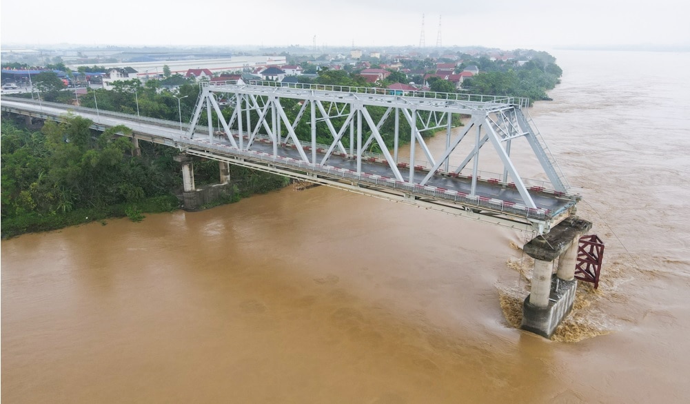 Hàng trăm học sinh phải học nhờ sau sự cố sập cầu Phong Châu- Ảnh 1.