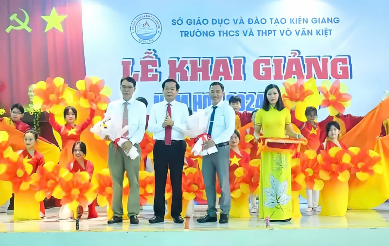 Kiên Giang: Do mưa, nhiều trường livetream khai giảng năm học mới