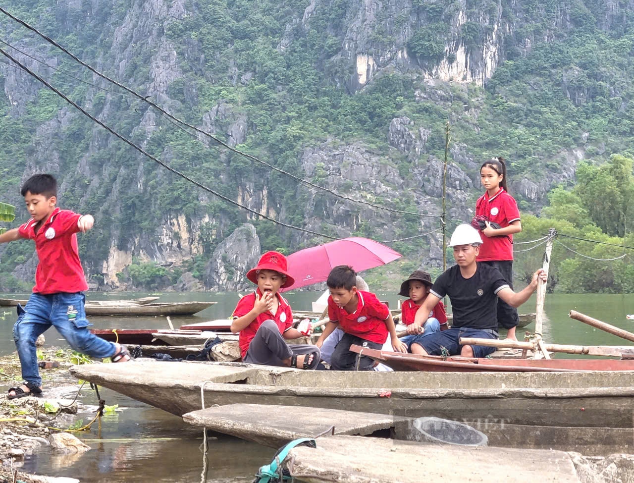 Hành trình đến trường trên những con thuyền không phao cứu sinh- Ảnh 1.