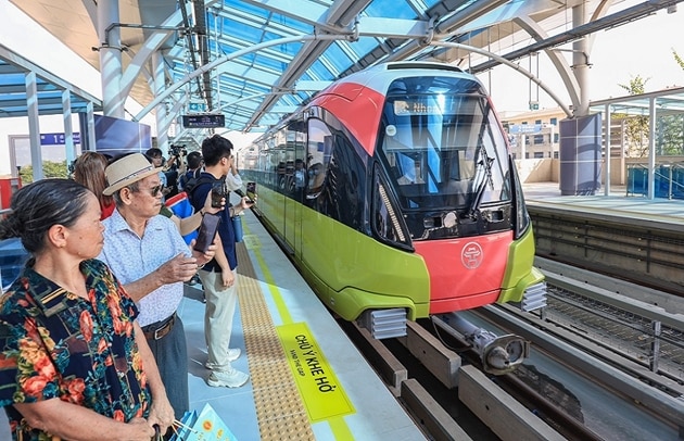 Người dân Thủ đô háo hức trải nghiệm đi tàu tuyến metro Nhổn - ga Hà Nội trong những ngày đầu đưa vào khai thác thương mại.