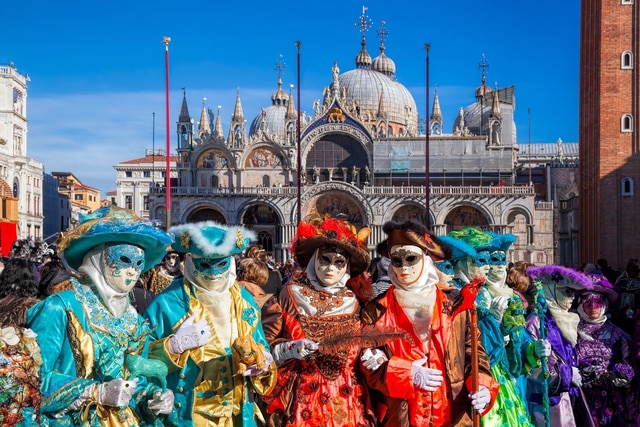 Hòa mình vào không gian đầy màu sắc tại lễ hội hóa trang Venice- Ảnh 1.