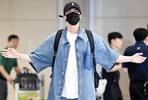 Học Jin (BTS) phối đồ Denim cá tính, năng động