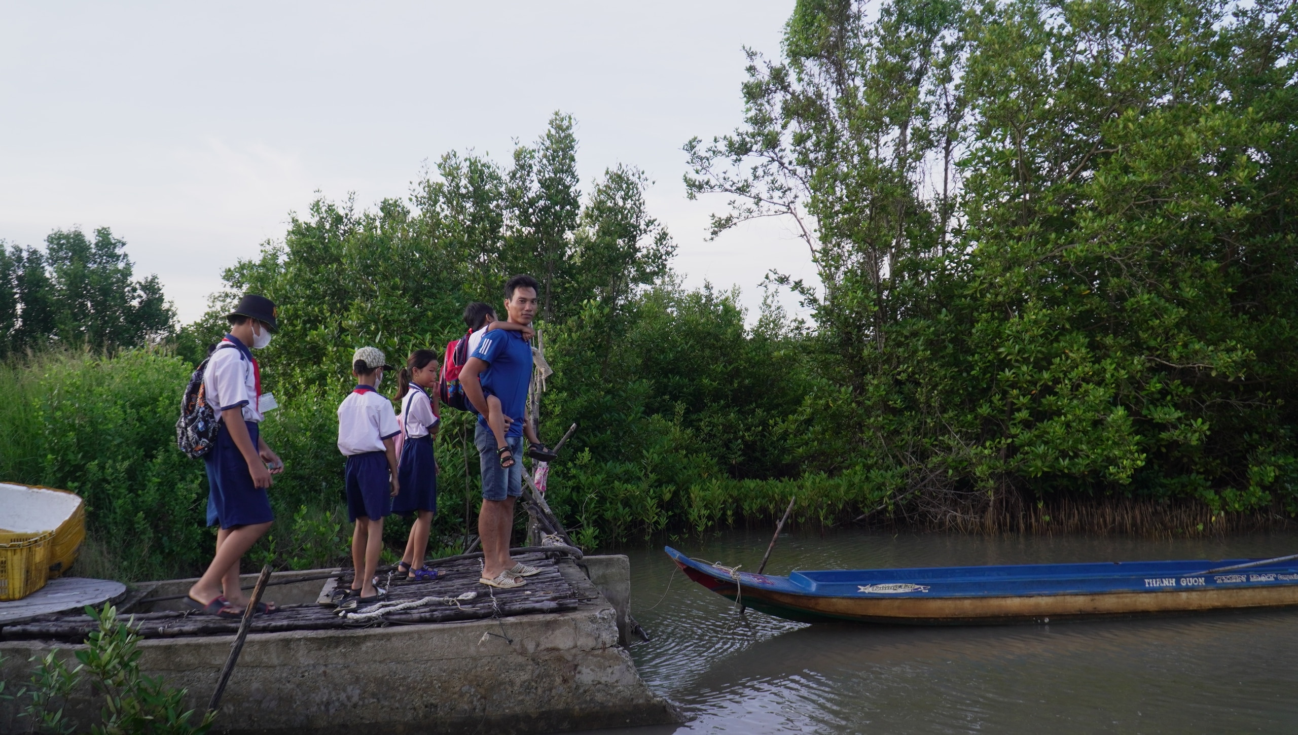 Học sinh vùng Đất Mũi đi vỏ lãi dự khai giảng- Ảnh 1.