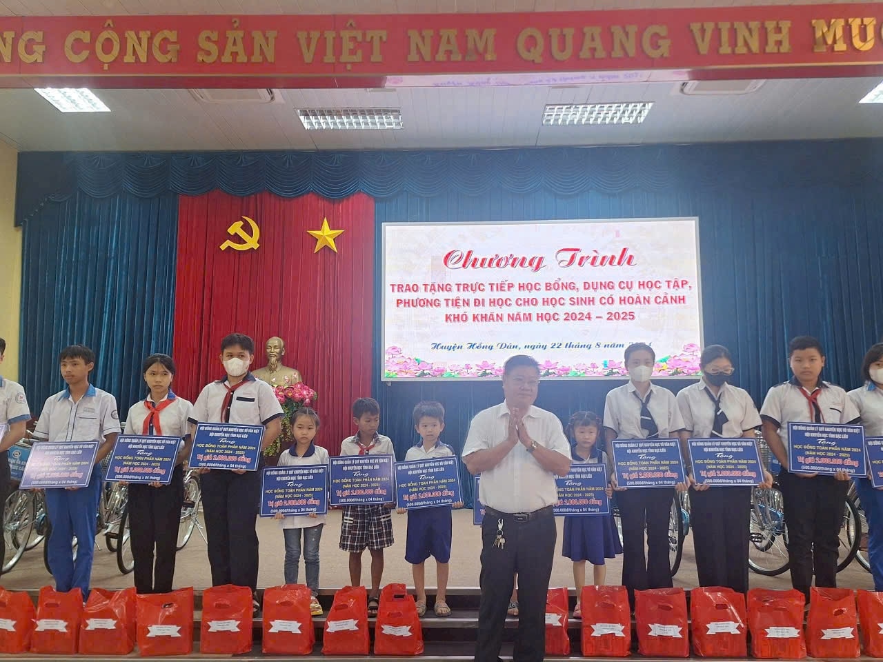 Huyện Hồng Dân luôn quan tâm, tạo điều kiện cho học sinh, sinh viên có điều kiện tốt nhất đến trường ( trong ảnh: ông Trần Hoàng Duyên, Chủ tịch Hội Khuyến học tỉnh Bạc Liêu trao học bổng cho các em học sinh vượt khó trên địa bàn huyện)