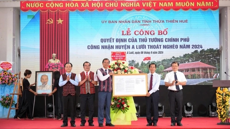 Lãnh đạo tỉnh trao Quyết định của Thủ tướng Chính phủ công nhận huyện A Lưới thoát nghèo năm 2024.