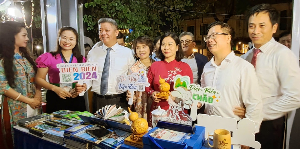 Phó Bí thư Thường trực Thành ủy Hà Nội Nguyễn Thị Tuyến và Phó Chủ tịch UBND TP Hà Nội Nguyễn Mạnh Quyền tham quan gian hàng của tỉnh Điện Biên tại Festival Thu Hà Nội 2024. Ảnh: Hoài Nam