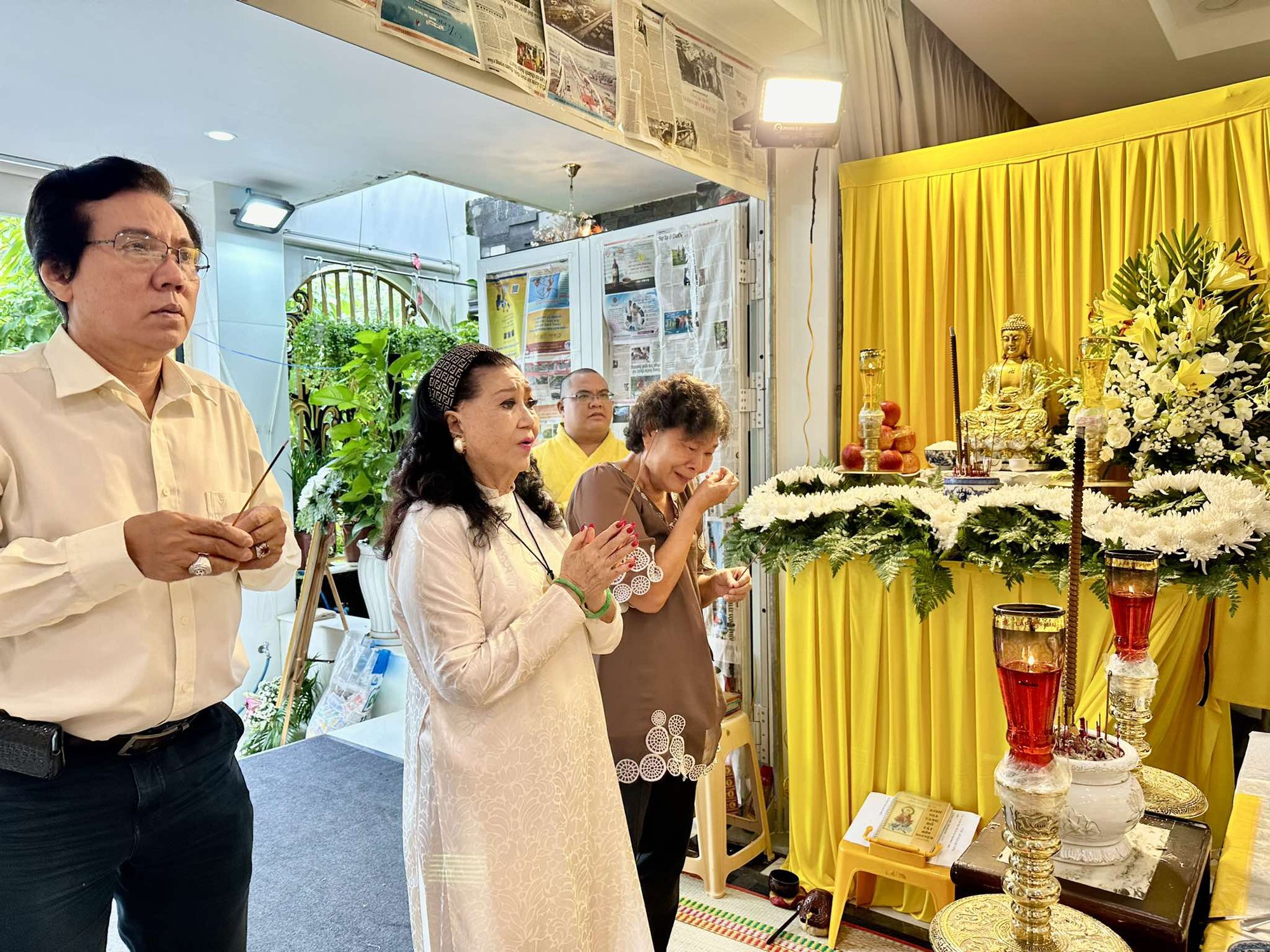 Actress Kim Cuong cried as she bid farewell to another actor of 