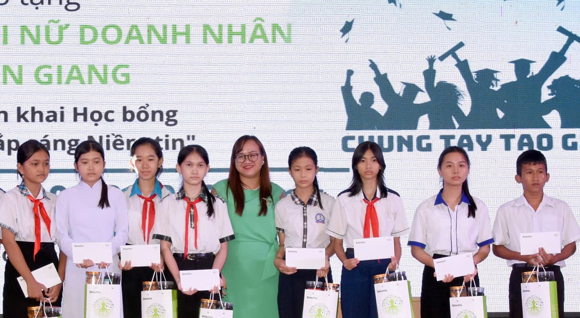 Lan tỏa yêu thương, trao học bổng trẻ mồ côi dịch COVID-19 - Ảnh 1.