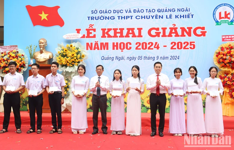 Hơn 271 nghìn học sinh tỉnh Quảng Ngãi hân hoan bước vào năm học mới ảnh 1