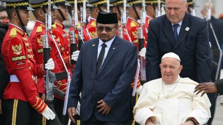 Đức Giáo hoàng Francis cùng đoàn tùy tùng Tòa thánh Vatican đến Jakarta, Indonesia ngày 3/9. (Nguồn: Vatican News)