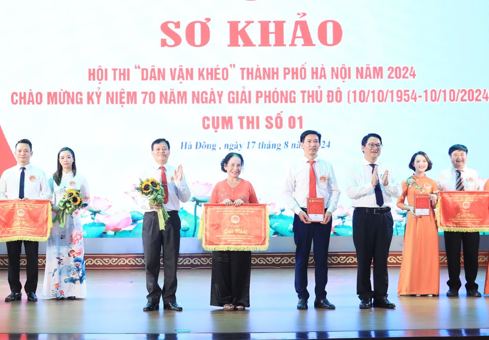 Phó Trưởng ban Thường trực Ban Dân vận Thành uỷ Vũ Hà trao Giải Nhất cho Đội thi quận Tây Hồ.