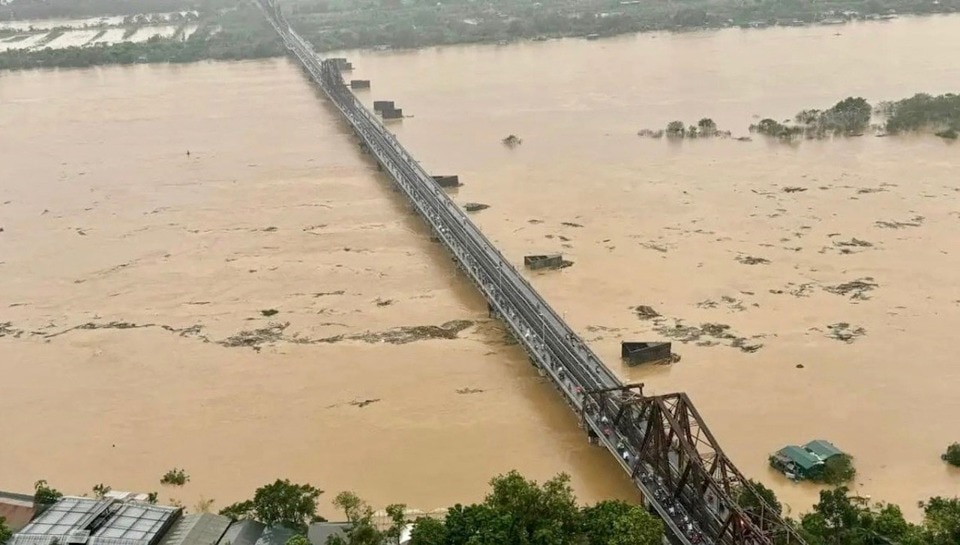 Lũ trên sông Hồng tại TP Hà Nội vẫn đang trên mức báo động II.