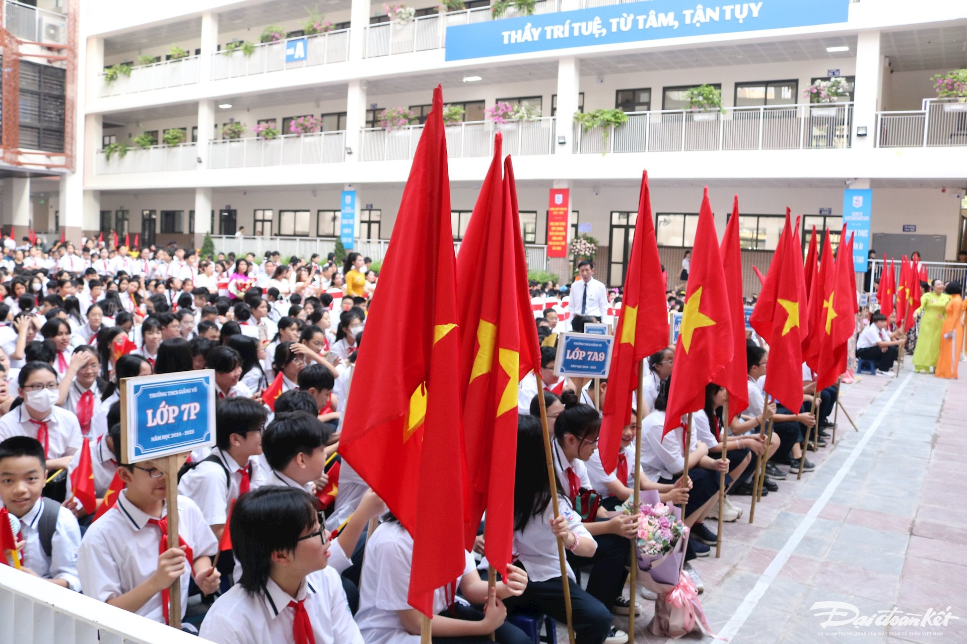 Sáng 5/9, hơn 2 triệu học sinh Hà Nội đã đón lễ khai giảng, chính thức bước vào năm học 2024-2025.