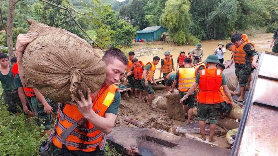 Lực lượng chức năng tích cực tìm kiếm nạn nhân mất tích trong vụ sạt lở đất nghiêm trọng xảy ra tại tỉnh Lào Cai.