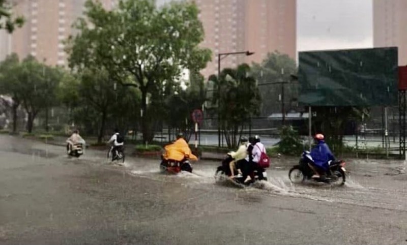 Mưa lớn kéo dài, thêm nhiều trường chuyển sang học trực tuyến -0