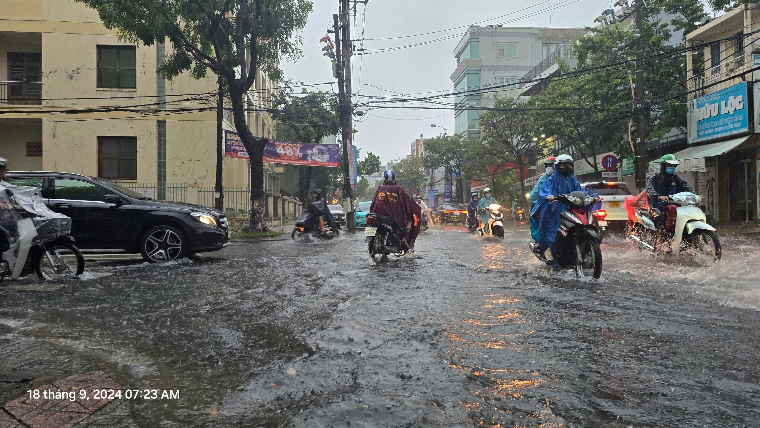 Mưa như trút do ảnh hưởng áp thấp nhiệt đới, Đà Nẵng cho học sinh nghỉ học- Ảnh 1.