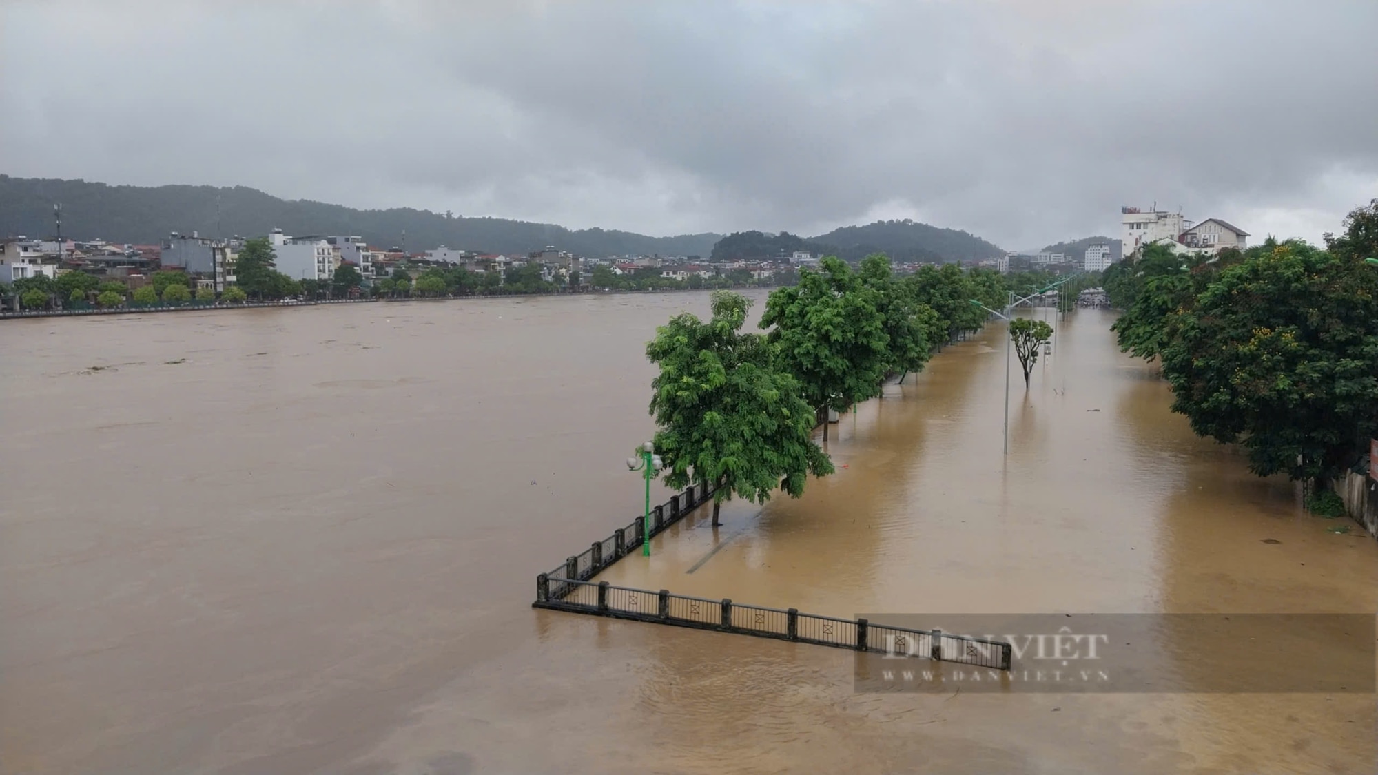 Mực nước sông Hồng ở thành phố Lào Cai đang rút dần - Ảnh 1.