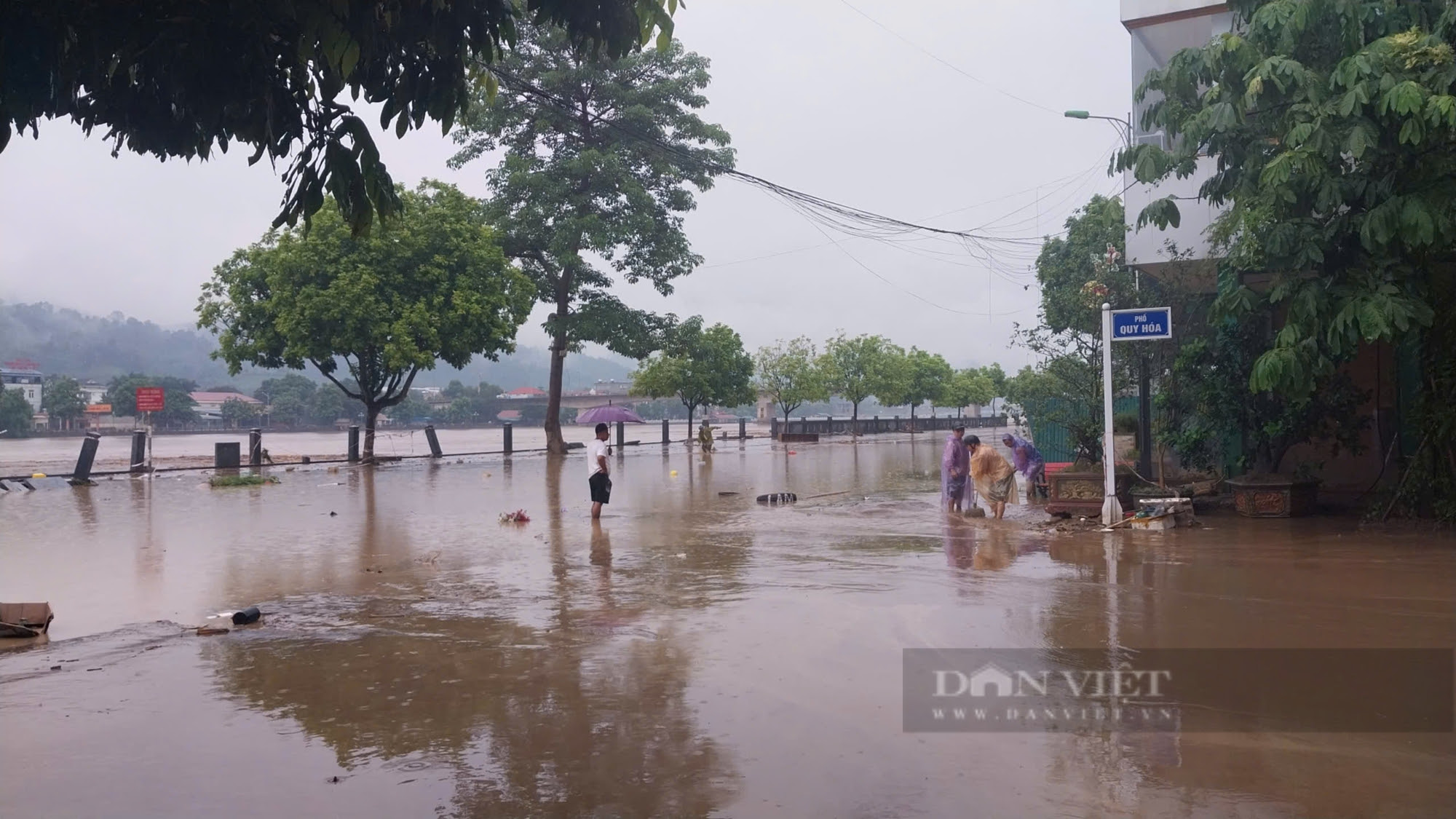 Mực nước sông Hồng ở thành phố Lào Cai đang rút dần - Ảnh 4.