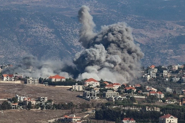 Khói bốc lên từ hiện trường vụ không kích của Israel nhằm vào ngôi làng Khiam, miền nam Lebanon vào ngày 25 tháng 9 năm 2024 (ảnh AFP)