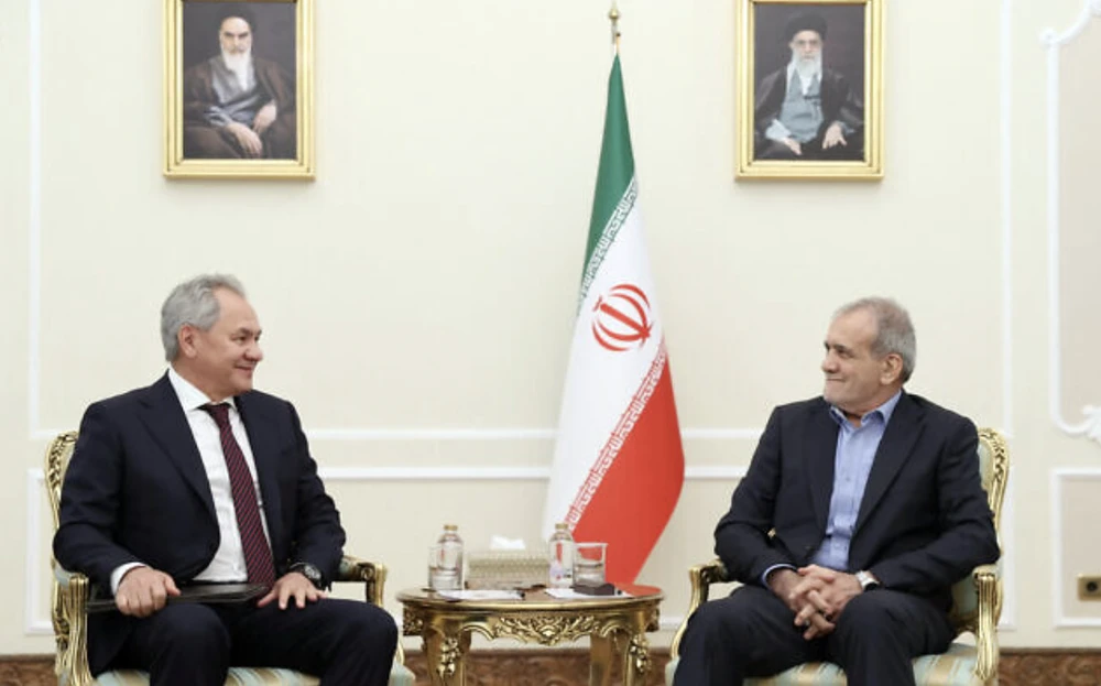 Tổng thống Iran Masoud Pezeshkian trong một cuộc gặp Thư ký Hội đồng An ninh Nga Sergei Shoigu (trái) tại Tehran vào ngày 17-9