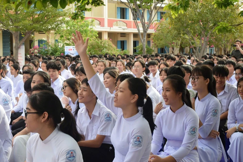 Các em hào hứng, sôi nổi tham gia trả lời các câu hỏi của chương trình.