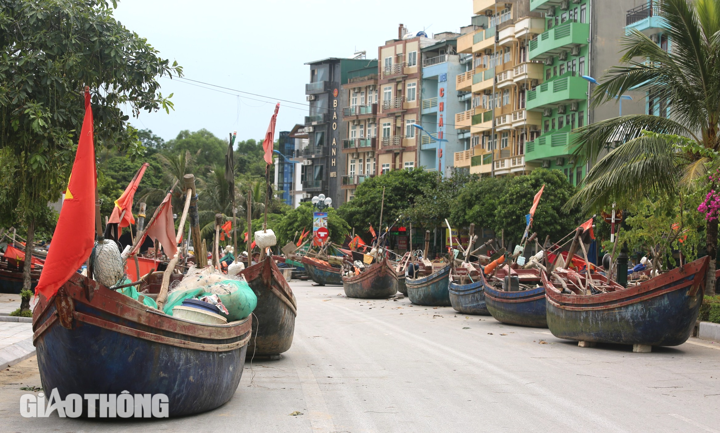 Ngư dân Sầm Sơn hối hả kéo thuyền lên bờ tránh bão Yagi- Ảnh 1.