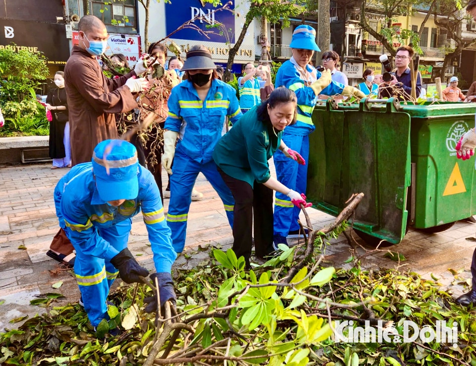 Sáng nay, 14/9, Uỷ viên Bộ Chính trị, Bí thư Thành ủy Hà Nội Bùi Thị Minh Hoài và lãnh đạo TP đã cùng người dân tham gia tổng vệ sinh môi trường (VSMT), hưởng ứng Lễ phát động toàn dân tham gia tổng VSMT khắc phục hậu quả bão số 3.