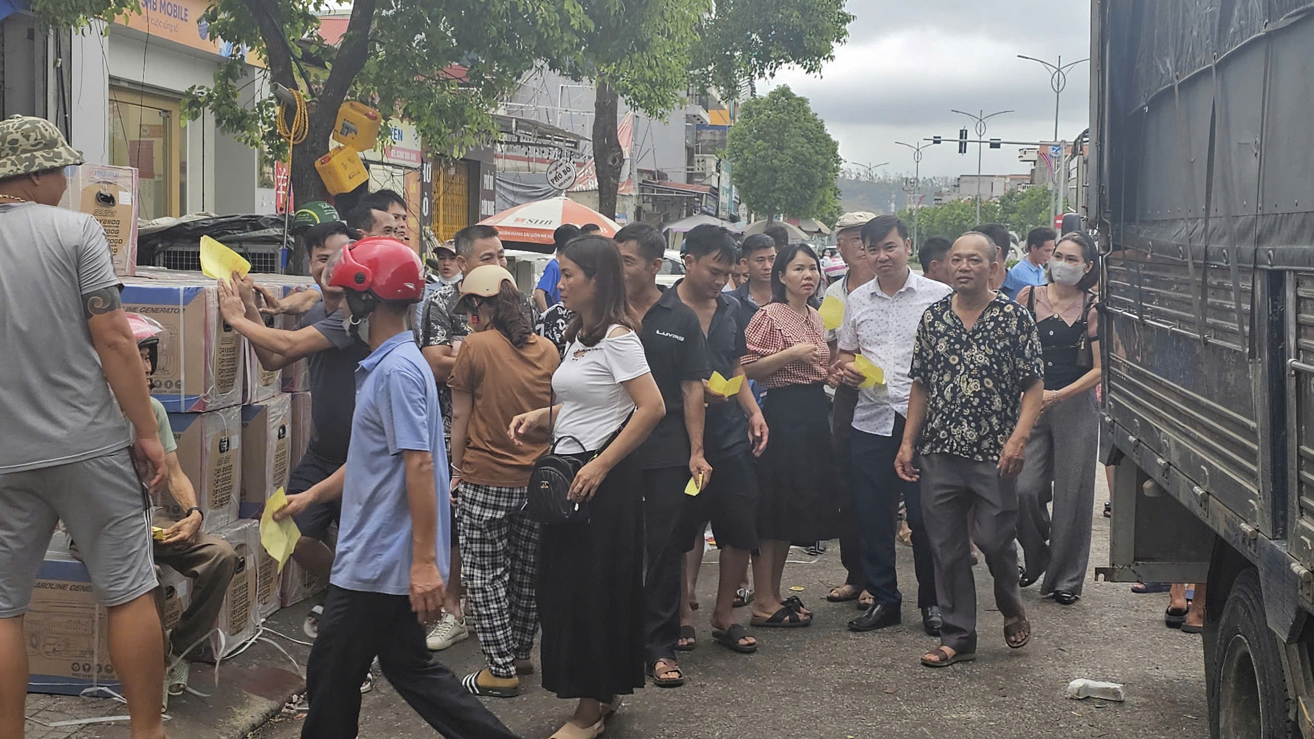 Người dân Hải Phòng trả tiền trước, nhận biên lai, xếp hàng thâu đêm chờ mua máy phát điện- Ảnh 1.