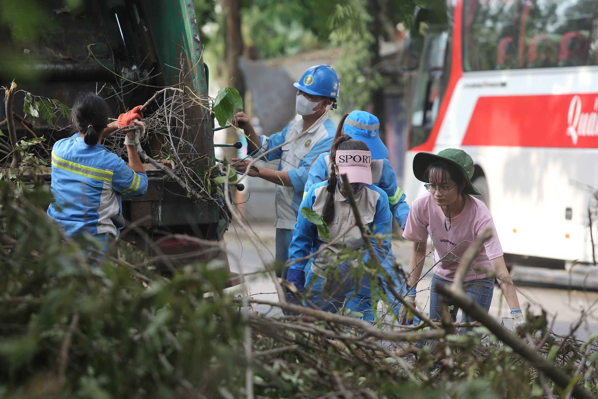 Người dân Thủ đô xuống phố vệ sinh môi trường khắc phục hậu quả cơn bão số 3 ảnh 4