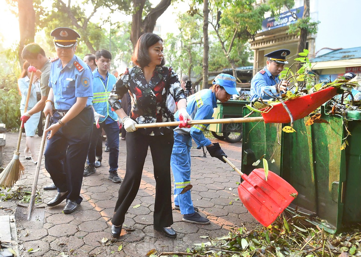 Người dân Thủ đô xuống phố vệ sinh môi trường khắc phục hậu quả cơn bão số 3 ảnh 1