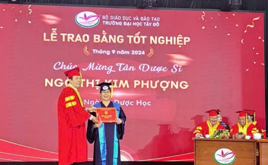 Người phụ nữ U.60 nhận bằng tốt nghiệp đại học loại giỏi toàn khóa- Ảnh 1.