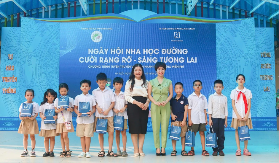 Bà Phan Châu Giang - Giám đốc Truyền thông Nha khoa Smart cùng Bà Trần Thị Hoài An - Phó Hiệu trưởng trường Tiểu học Nam Thành Công trao tặng quà cho các em học sinh