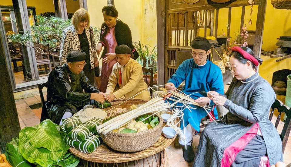 Khách du lịch trải nghiệm văn hóa phố cổ tại Ngôi nhà Di sản số 87 phố Mã Mây. Ảnh: Hoài Nam