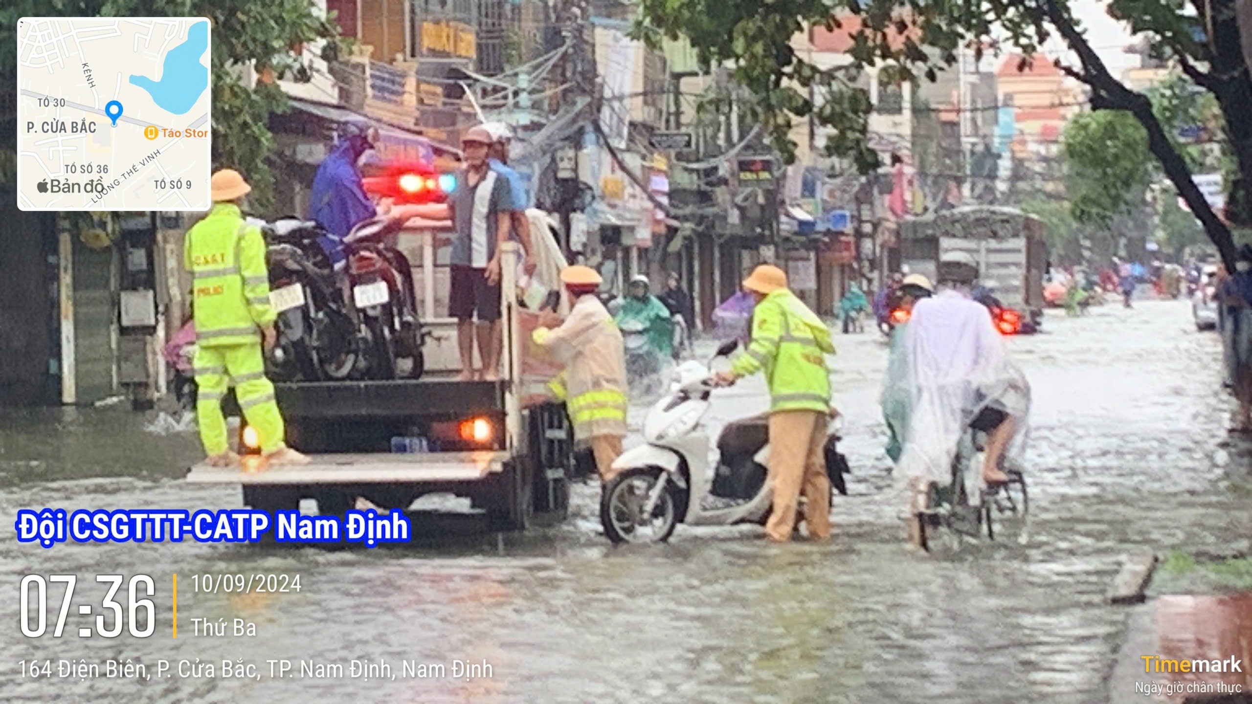 Nhiều khu vực TP Nam Định ngập sâu, cảnh sát dùng xe công vụ đưa dân qua đường- Ảnh 4.